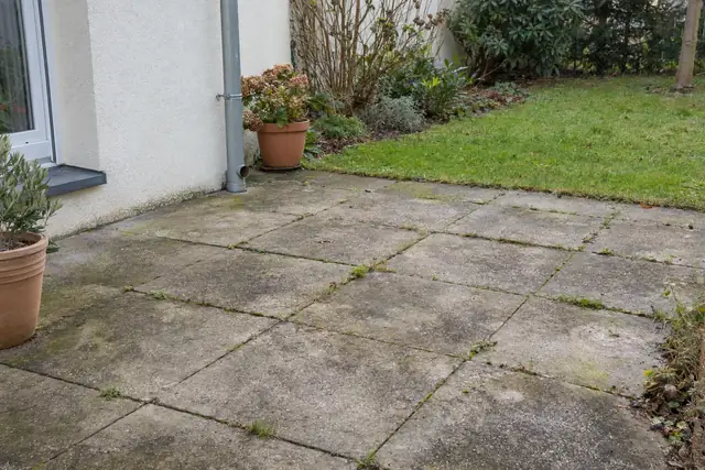 Terrasse vorher: grün belegt und verschmutzt